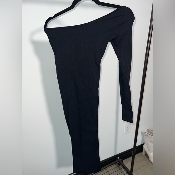 Sold

Asymmetrical sleeve dress - Picture 2 of 3